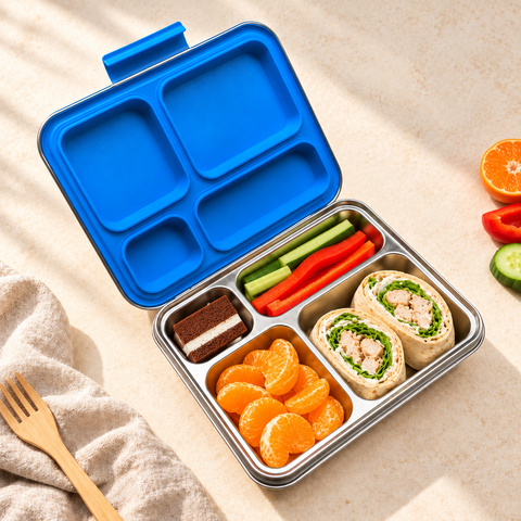 Snackio Saga stålmadkasse med 4 rum i blå med frokost og tilbehør