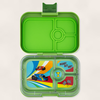 Yumbox Panino - Madkasse med 4 rum - Matcha green - Race cars bakke